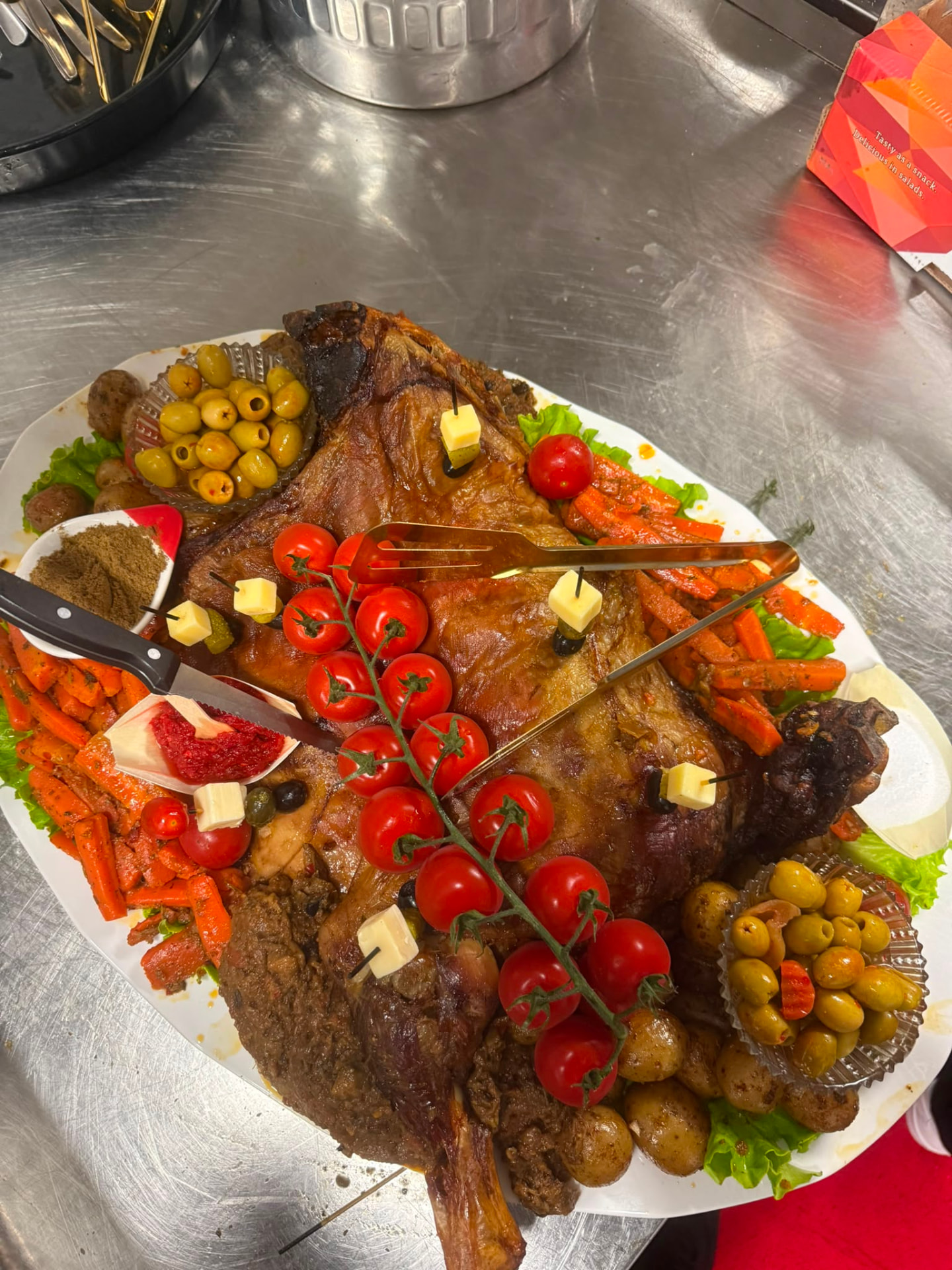 Gigot d'agneau, tomates cerises grappe