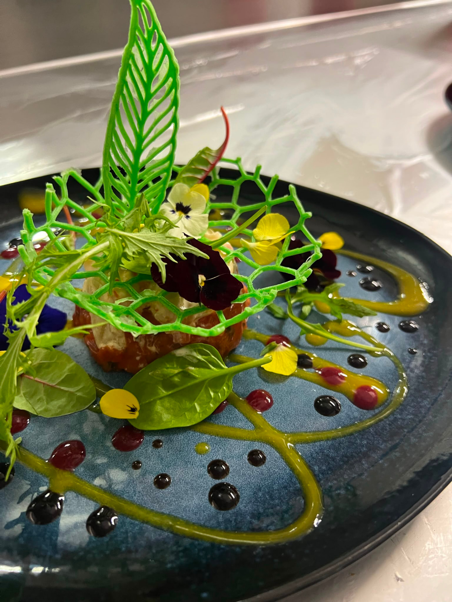 Tartare, tuile croquante et fleurs