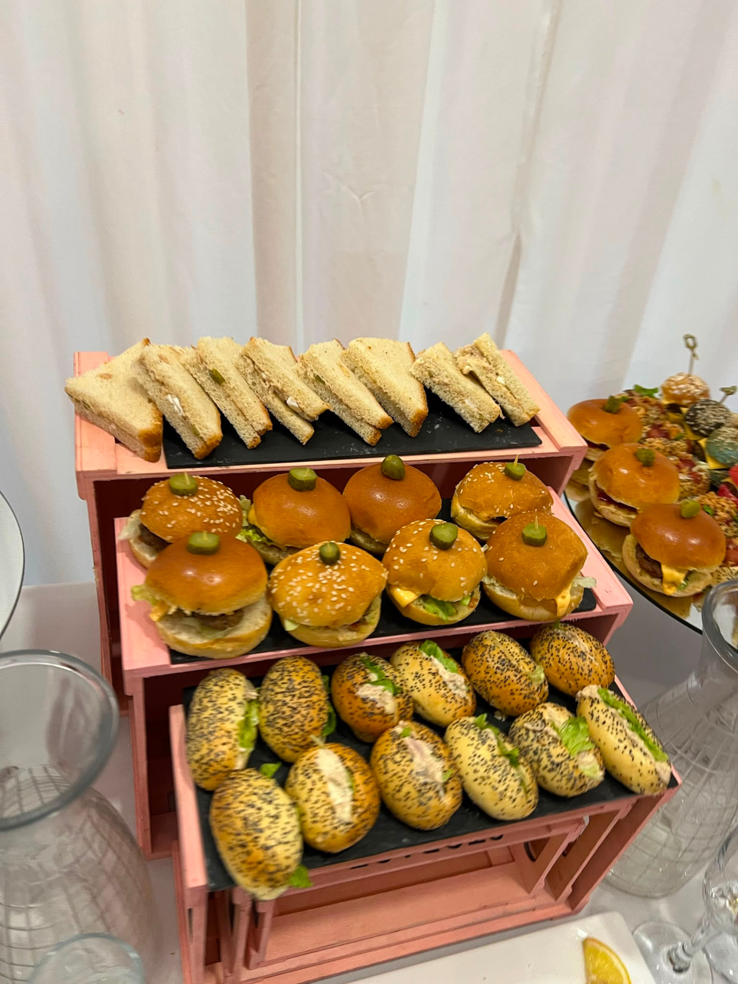Étagère de mini burgers et sandwichs